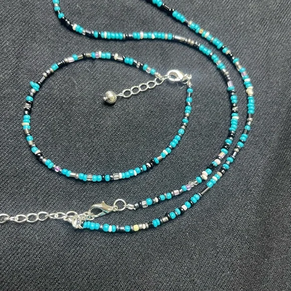 Elegant Beaded Necklace in Turquoise and Black Jewelry - Picture 2 of 2